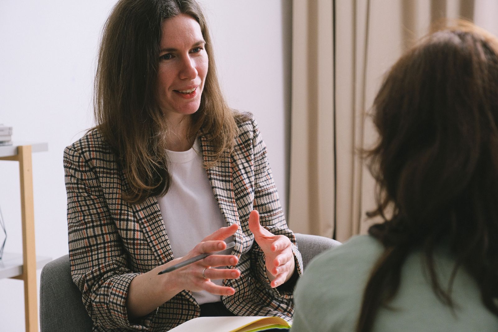 Zwei Frauen im vertrauensvollen Therapiegespräch